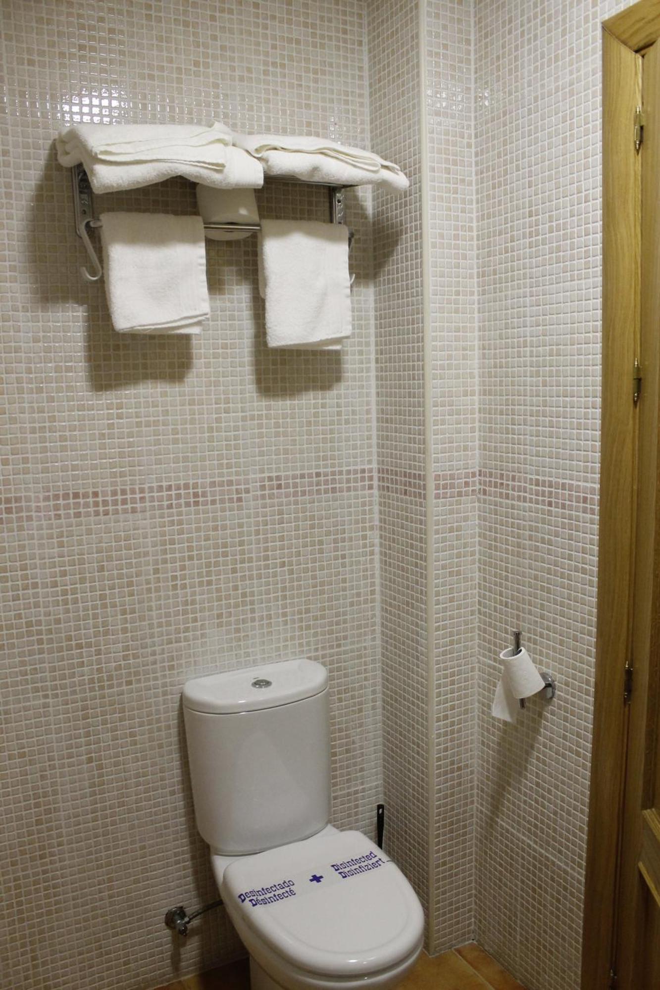 Hostal Restaurante Bustos Villarrubio Luaran gambar